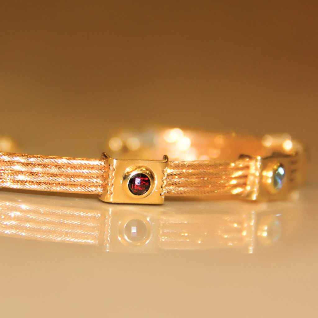 دستبند رزگلد و طلایی با سنگهای رنگی